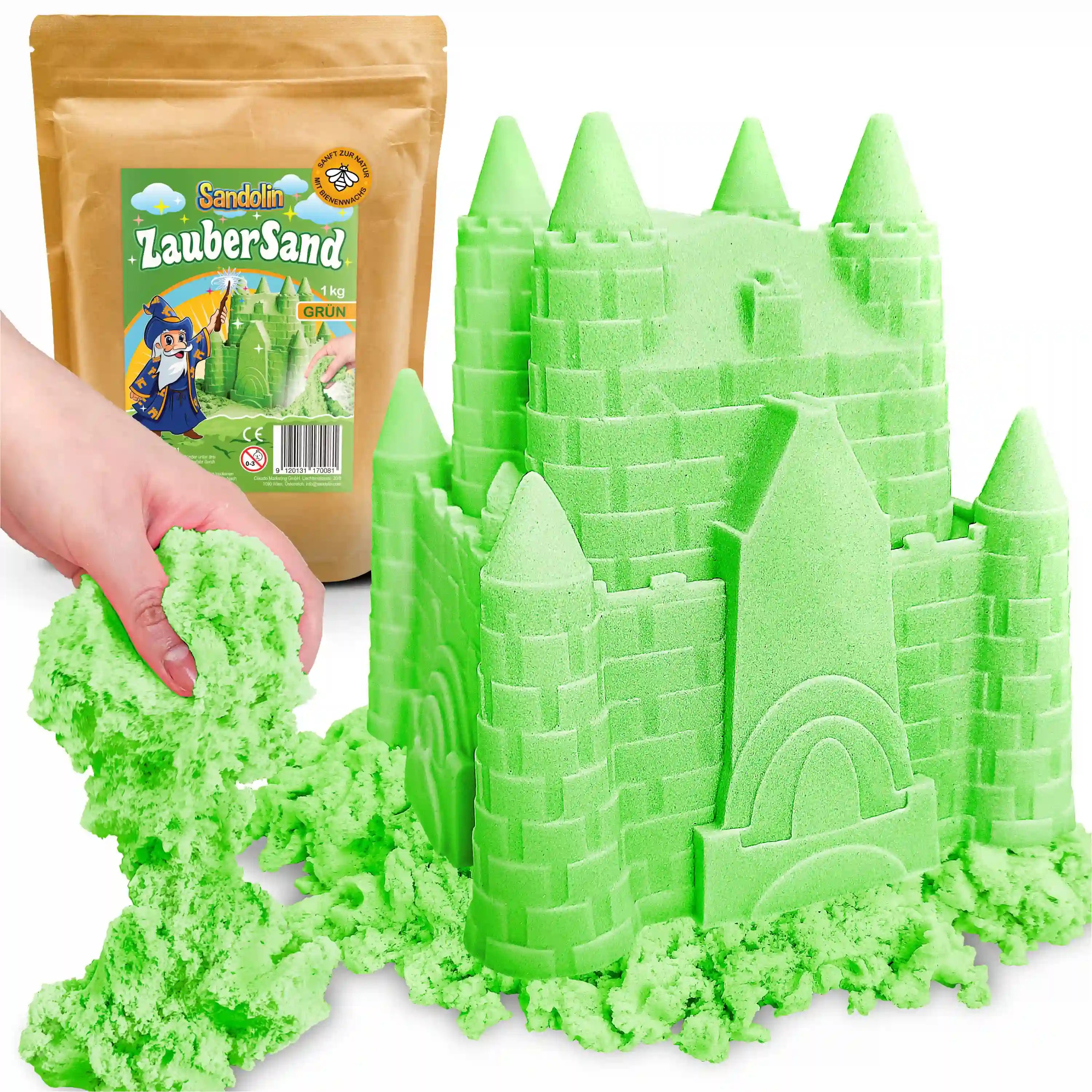 Kinetischer Sand von Sandolin in Grün mit einer geformten Sandburg und einer Hand beim Modellieren für kreatives Spielen