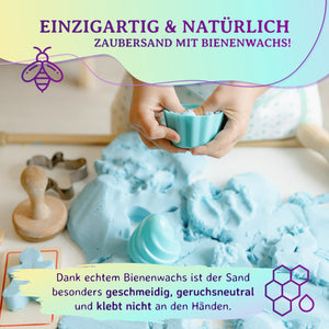 Kinderhände formen blauen Zaubersand mit Text über Bienenwachs als natürliches Bindemittel