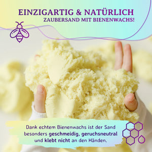 Nahaufnahme von gelbem Magic Sand in der Kinderhand mit Hinweis auf Bienenwachs für geschmeidige, saubere Haptik