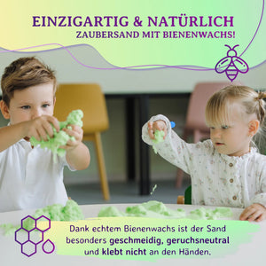 Zwei Kinder spielen mit grünem Sandolin Zaubersand der dank Bienenwachs geschmeidig ist und nicht an den Händen klebt