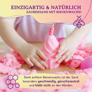 Kind formt rosa kinetischen Sand mit Kerzenform der durch Bienenwachs besonders geschmeidig ist