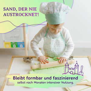Ein Kind rollt grünen Kinetischen Sand von Sandolin auf einem Tisch aus, der auch nach vielen Wochen noch weich und formbar bleibt
