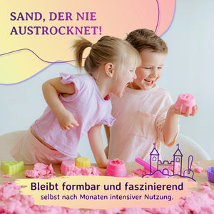 Kinder spielen begeistert mit rosa kinetischem Sand und Formen auf dem Tisch