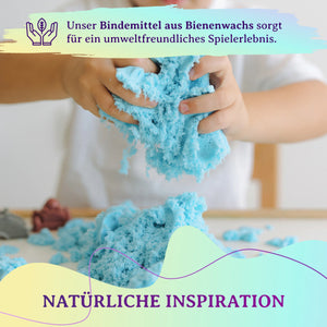 Kinderhand drückt blauen Sand mit Text über das umweltfreundliche Bindemittel aus Bienenwachs